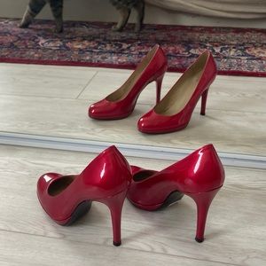 🍒Gorgeous candy red Stuart Weitzman pumps❤️